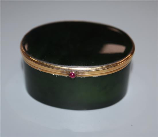 A Continental 18k yellow metal mounted, green nephrite jade oval pill box, 50mm.